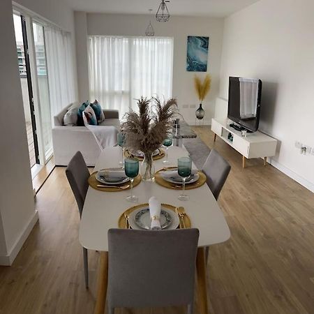 Contemporary Urban Retreat, 2-Bedroom Haven By London City Airport Екстер'єр фото
