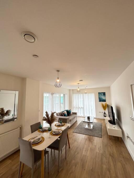Contemporary Urban Retreat, 2-Bedroom Haven By London City Airport Екстер'єр фото
