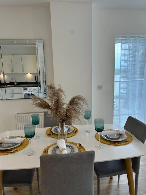 Contemporary Urban Retreat, 2-Bedroom Haven By London City Airport Екстер'єр фото