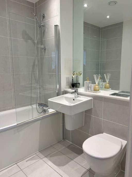Contemporary Urban Retreat, 2-Bedroom Haven By London City Airport Екстер'єр фото