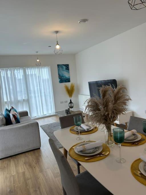 Contemporary Urban Retreat, 2-Bedroom Haven By London City Airport Екстер'єр фото