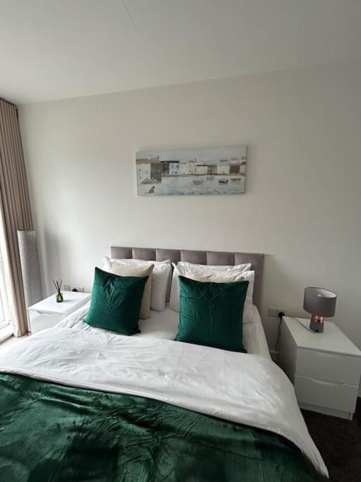 Contemporary Urban Retreat, 2-Bedroom Haven By London City Airport Екстер'єр фото