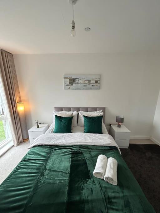 Contemporary Urban Retreat, 2-Bedroom Haven By London City Airport Екстер'єр фото