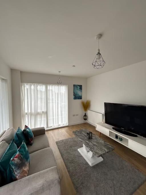 Contemporary Urban Retreat, 2-Bedroom Haven By London City Airport Екстер'єр фото