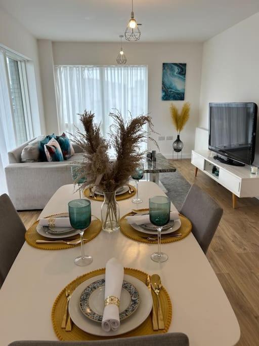 Contemporary Urban Retreat, 2-Bedroom Haven By London City Airport Екстер'єр фото