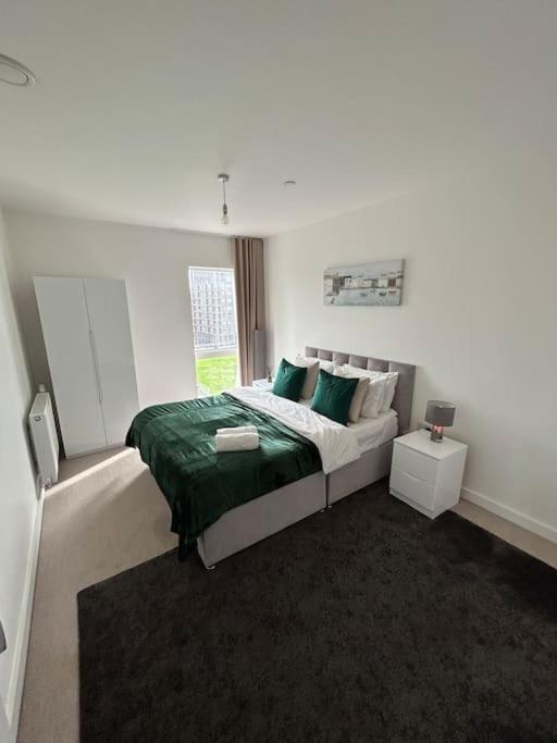 Contemporary Urban Retreat, 2-Bedroom Haven By London City Airport Екстер'єр фото