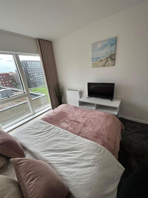 Contemporary Urban Retreat, 2-Bedroom Haven By London City Airport Екстер'єр фото