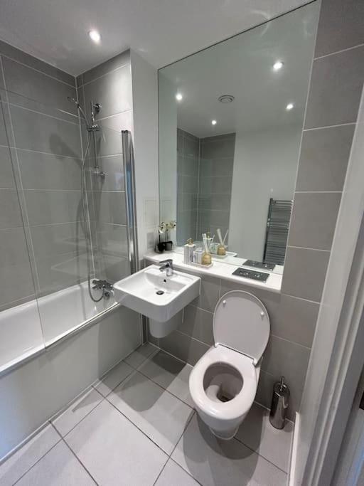 Contemporary Urban Retreat, 2-Bedroom Haven By London City Airport Екстер'єр фото
