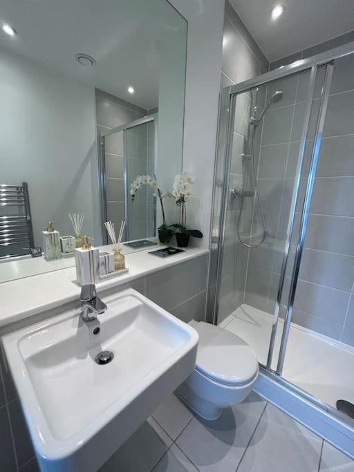 Contemporary Urban Retreat, 2-Bedroom Haven By London City Airport Екстер'єр фото