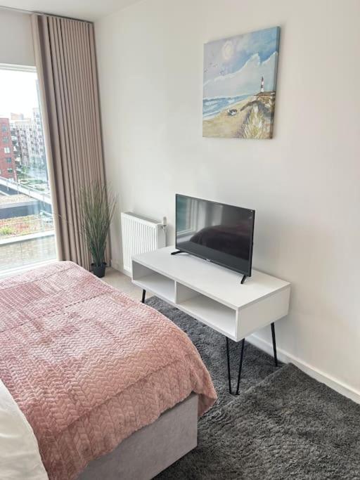 Contemporary Urban Retreat, 2-Bedroom Haven By London City Airport Екстер'єр фото