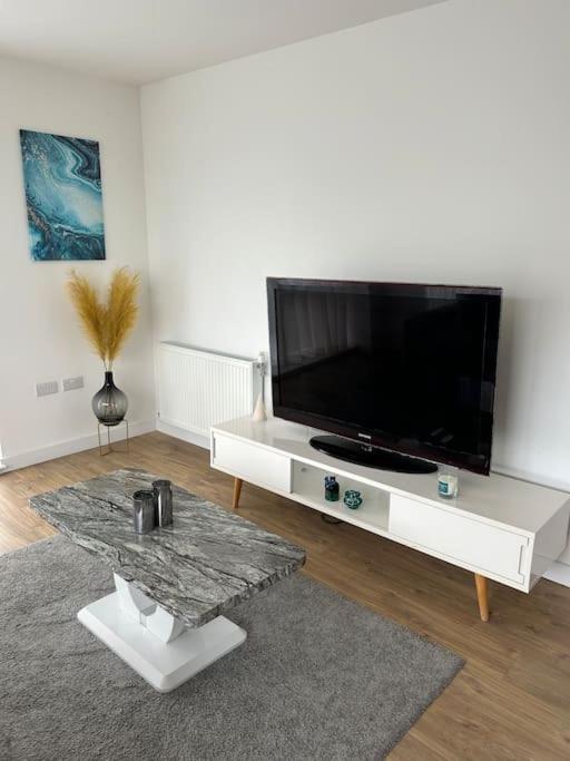Contemporary Urban Retreat, 2-Bedroom Haven By London City Airport Екстер'єр фото