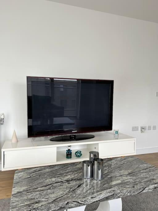 Contemporary Urban Retreat, 2-Bedroom Haven By London City Airport Екстер'єр фото
