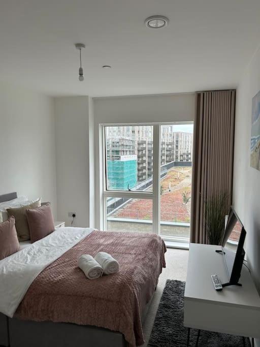 Contemporary Urban Retreat, 2-Bedroom Haven By London City Airport Екстер'єр фото