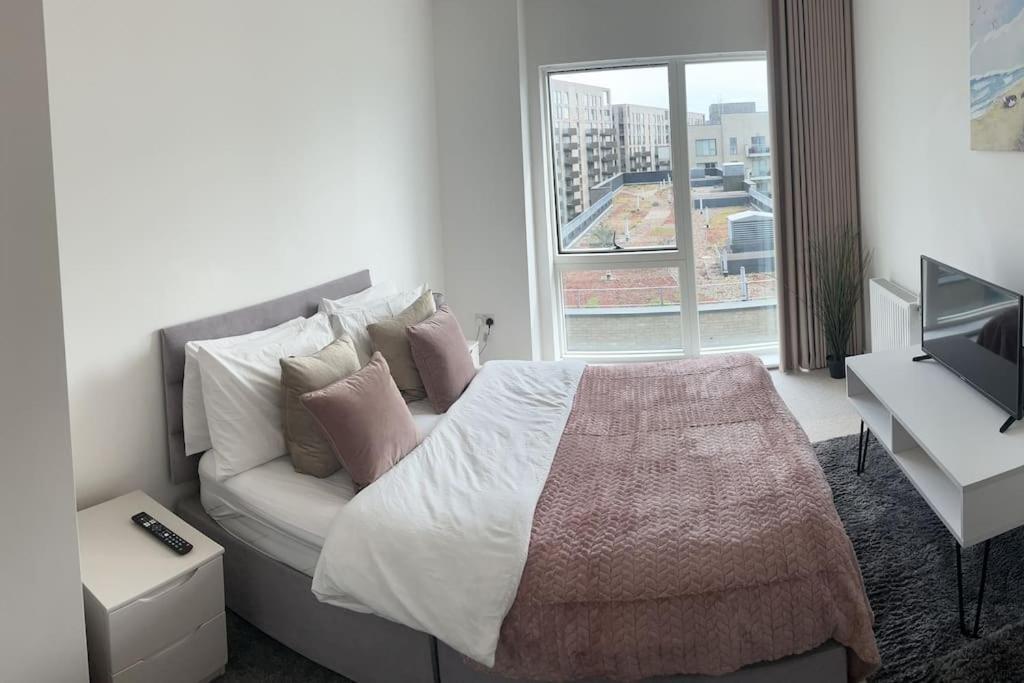Contemporary Urban Retreat, 2-Bedroom Haven By London City Airport Екстер'єр фото