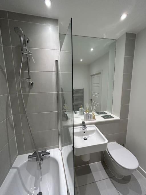Contemporary Urban Retreat, 2-Bedroom Haven By London City Airport Екстер'єр фото