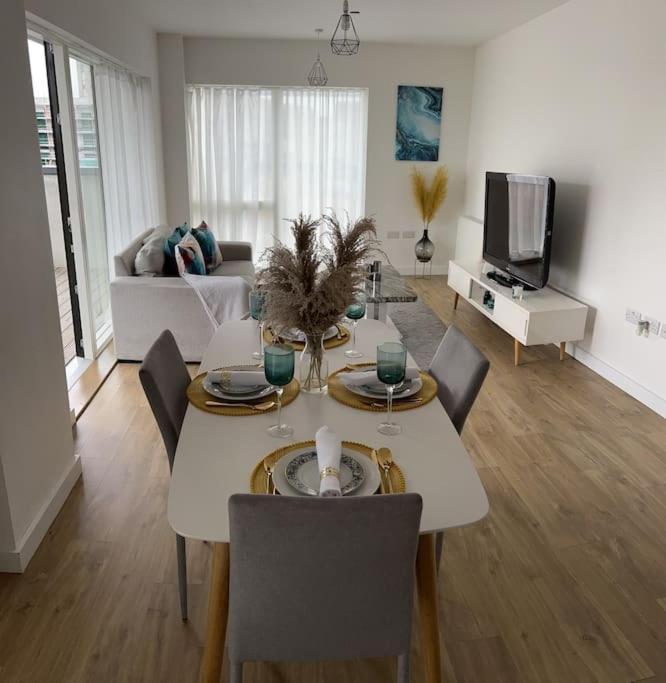 Contemporary Urban Retreat, 2-Bedroom Haven By London City Airport Екстер'єр фото