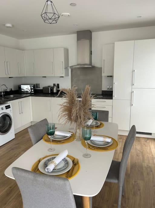 Contemporary Urban Retreat, 2-Bedroom Haven By London City Airport Екстер'єр фото