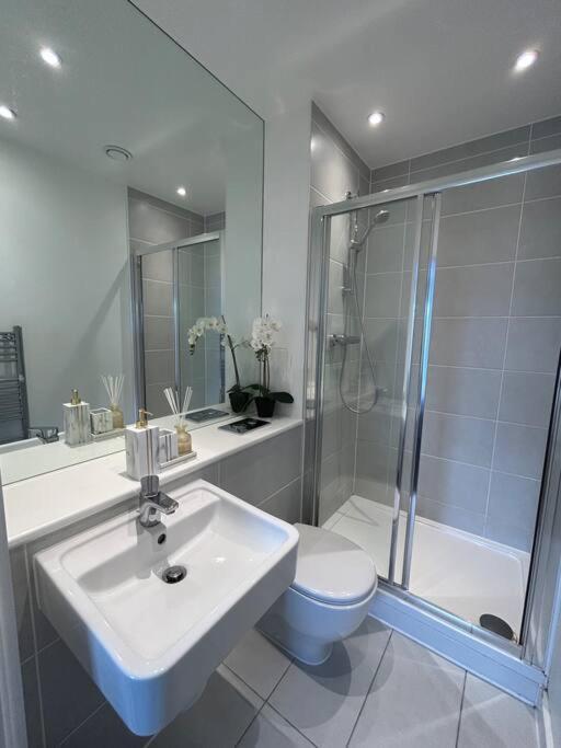Contemporary Urban Retreat, 2-Bedroom Haven By London City Airport Екстер'єр фото